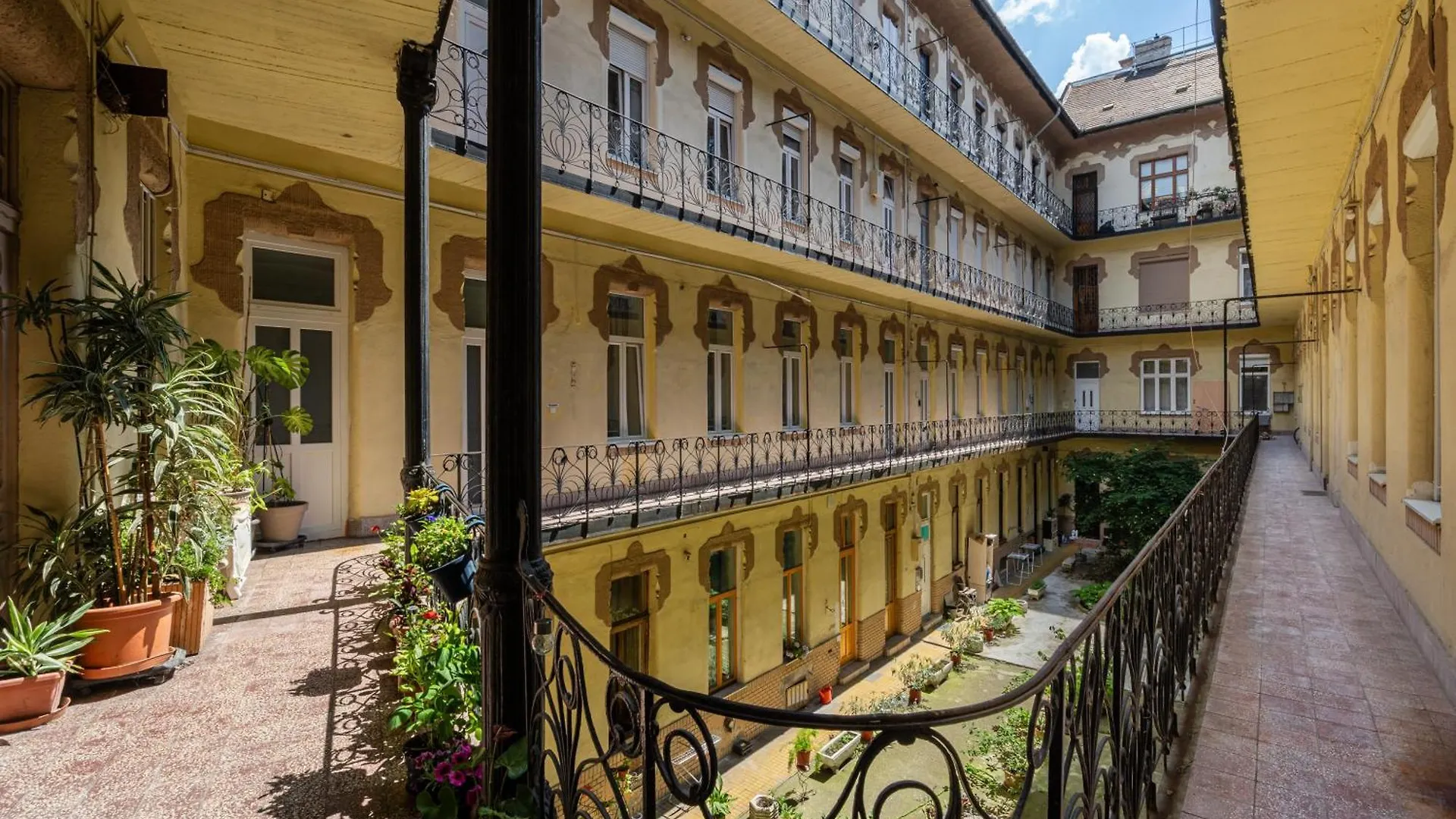 Crystal Cove 2-Bdr Apartment Budapeste